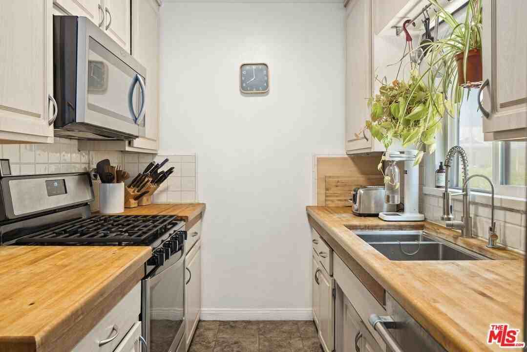 352 Hargrave St - Photo 7 of 23