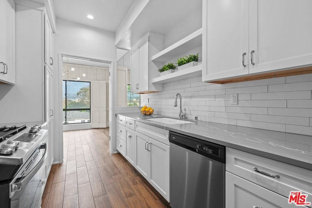 1167 Roxbury Dr Apt 301 #301 - Photo 5 of 23