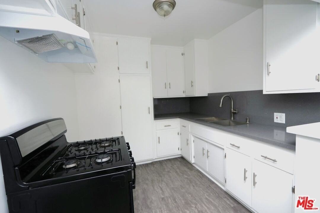 176 W Elmwood Ave - Photo 4 of 17