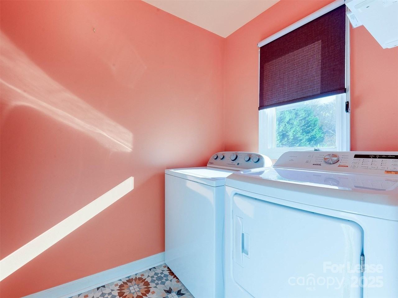 527 Hawthorne Ln Unit 8 #8 - Photo 7 of 40