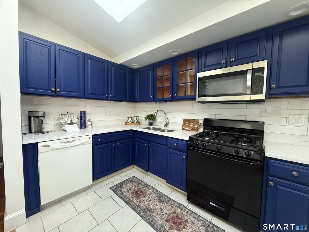 883 Montauk Ave - Photo 2 of 20