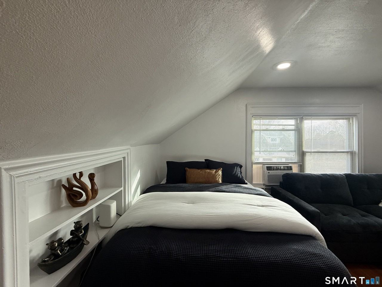 883 Montauk Ave - Photo 6 of 20