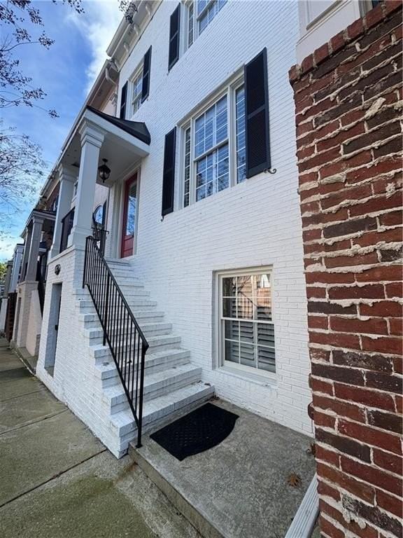 1027 Pearl Pt - Photo 2 of 50