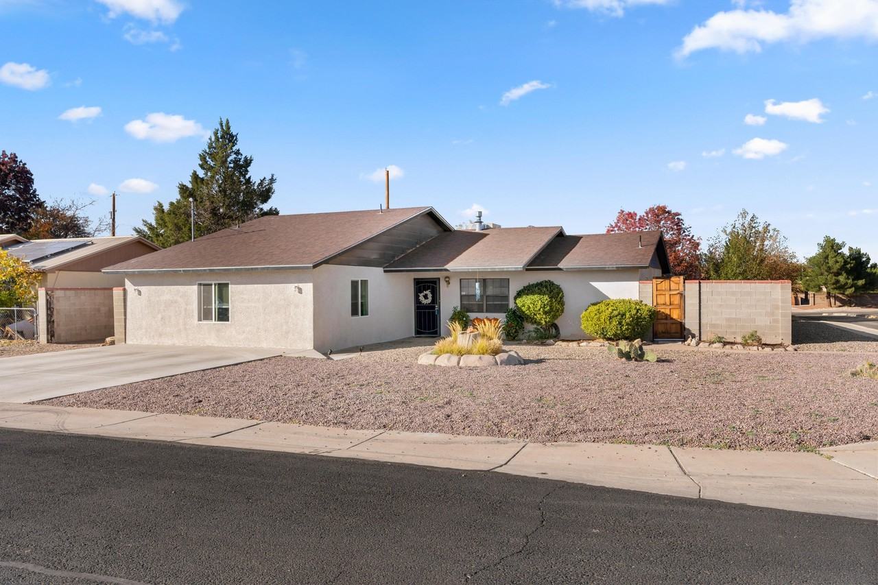 310 Calle Quieta Ne - Photo 2 of 27