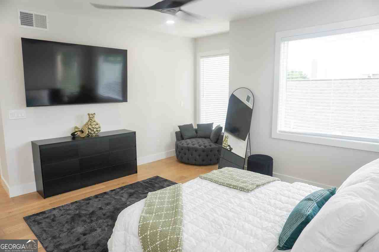 68 Boulevard Se - Photo 5 of 50