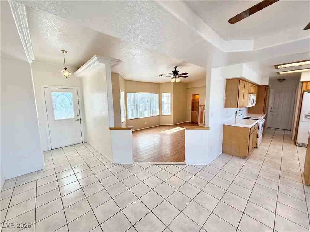 1230 Iguana St - Photo 7 of 39