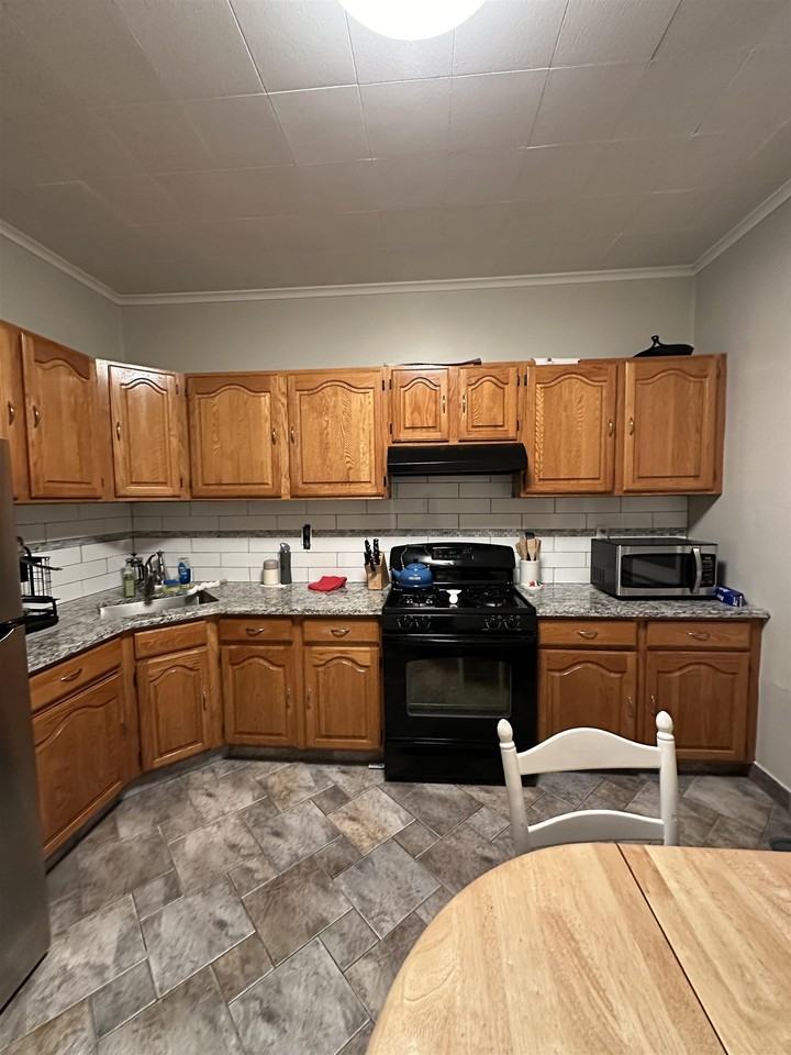 152 W 9th St #1 - Photo 3 of 15