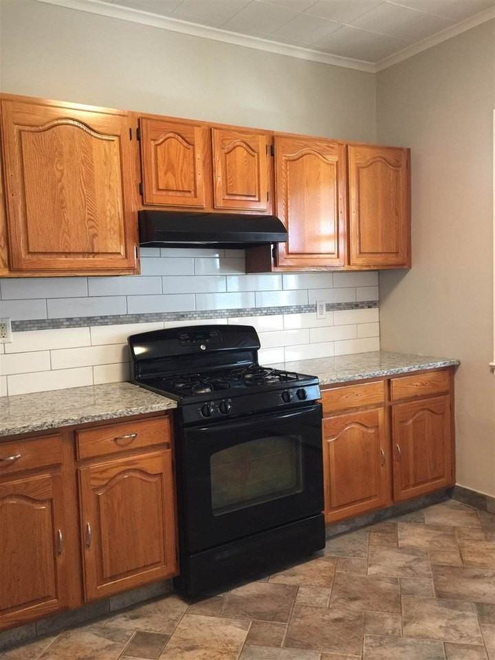 152 W 9th St #1 - Photo 6 of 15