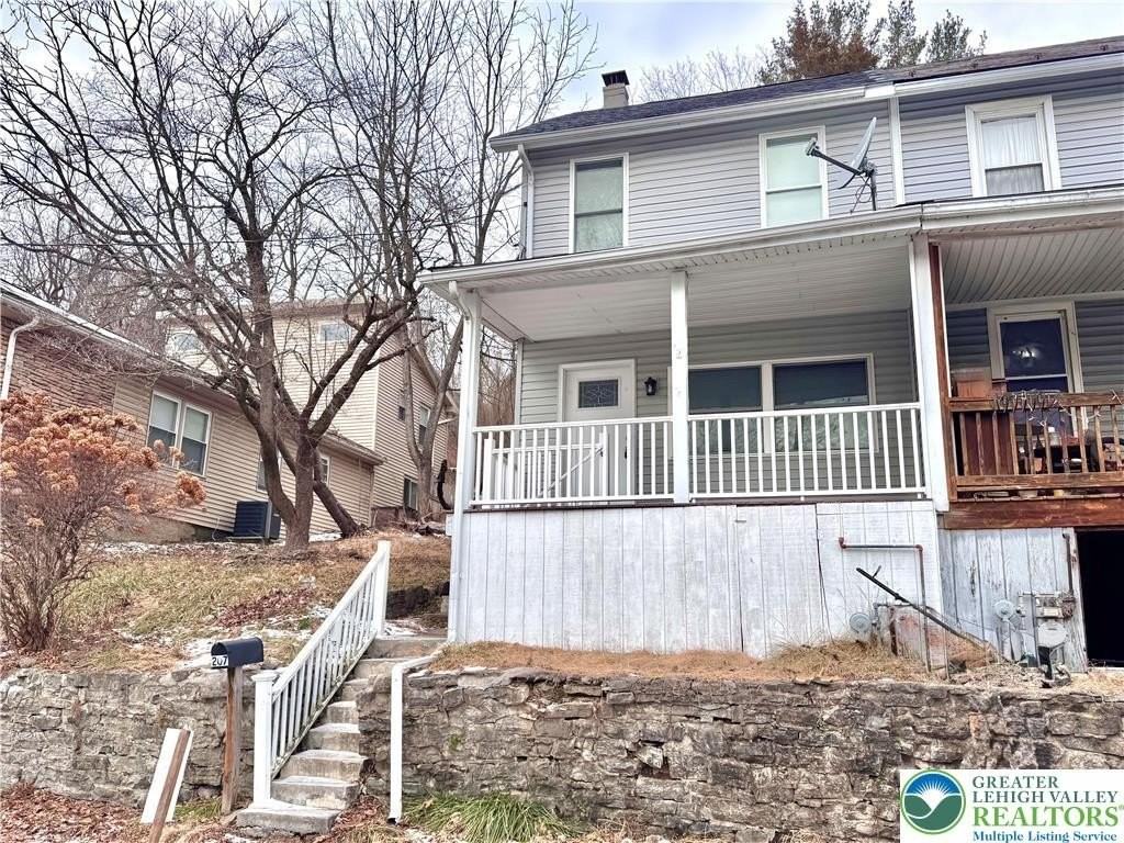 207 Spring St - Photo 3 of 26