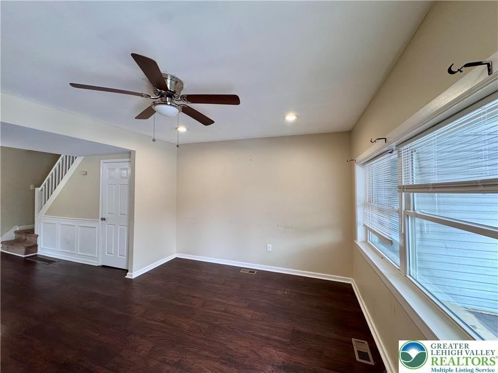 207 Spring St - Photo 4 of 26