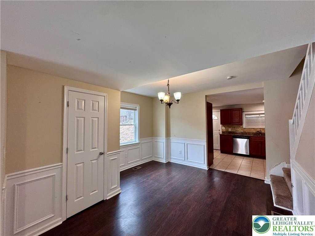 207 Spring St - Photo 7 of 26