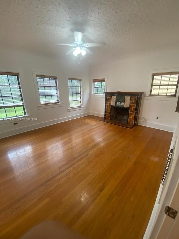 8900 Ne 1st Ave #1 - Photo 3 of 42