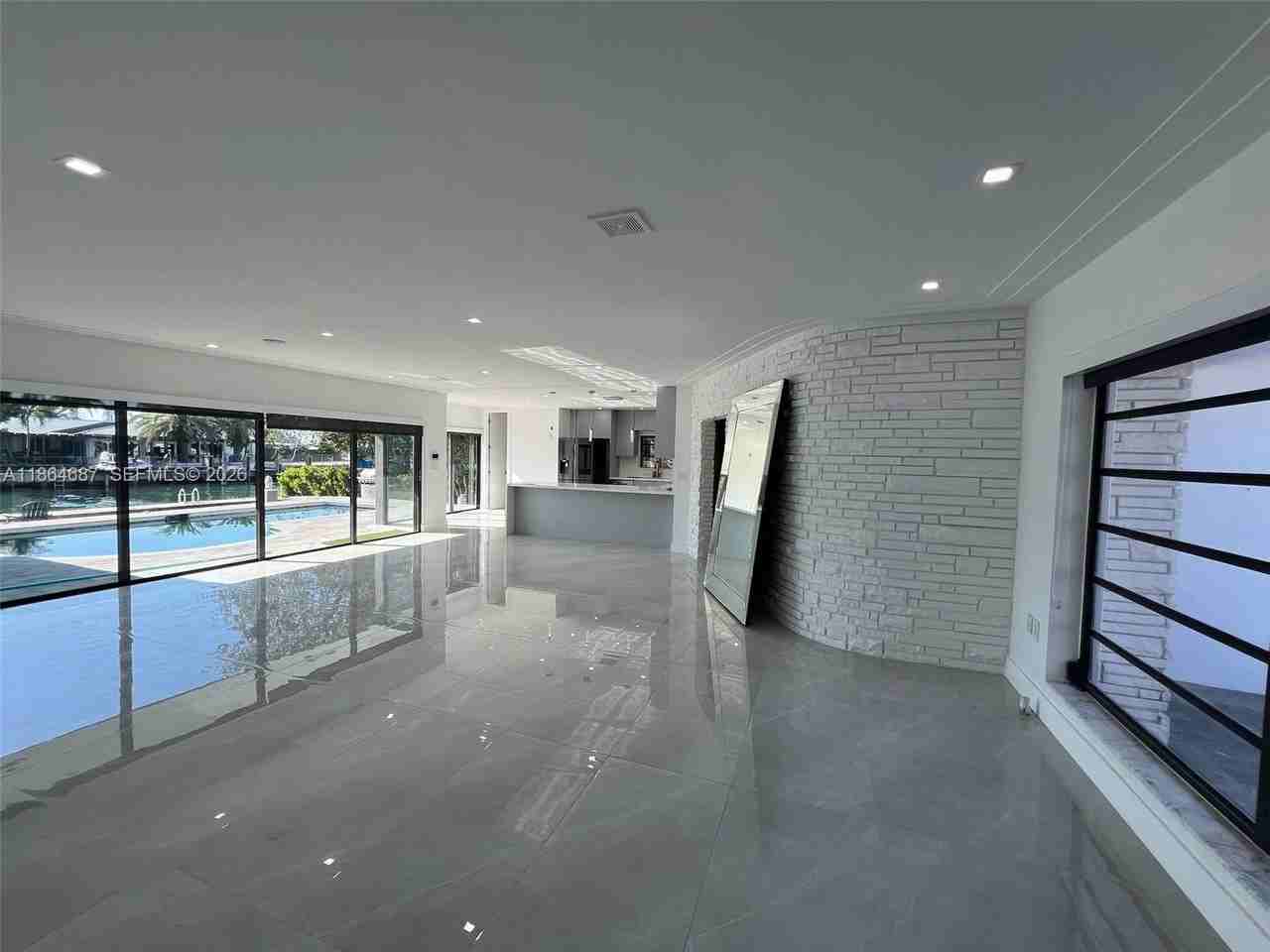 2062 Ne 121st Rd - Photo 4 of 43