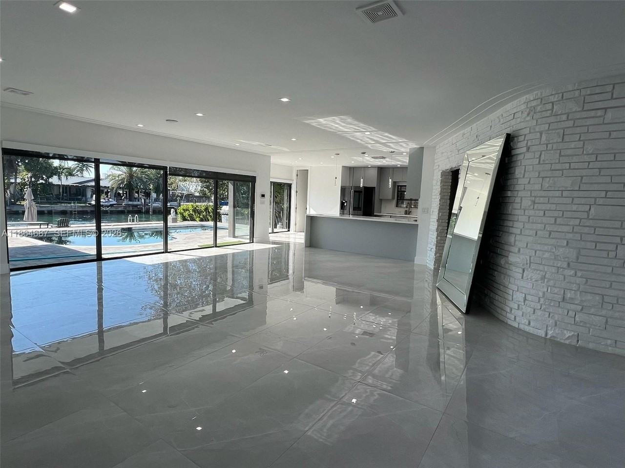 2062 Ne 121st Rd - Photo 5 of 43