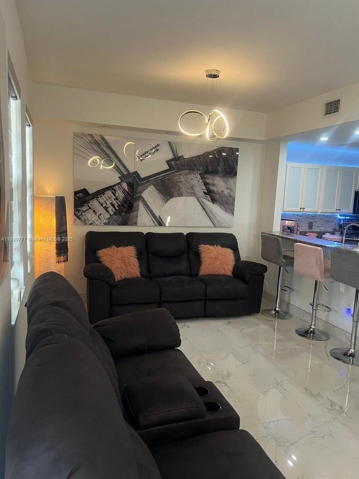 11501 Nw 89th St #102 - Photo 4 of 29