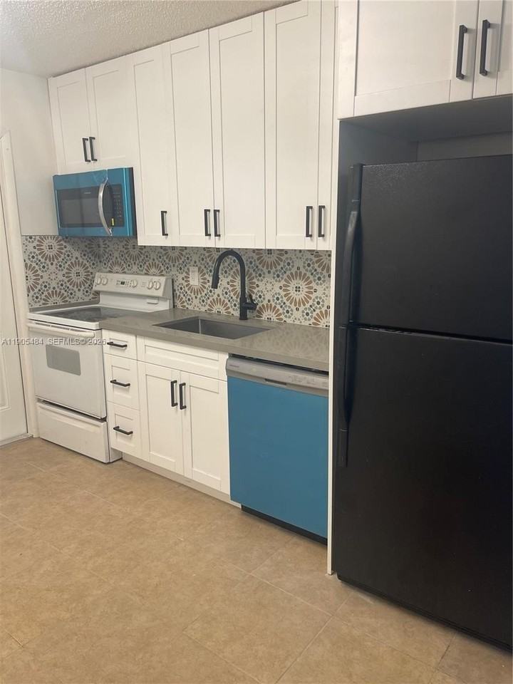 2884 Sw 19th Pl #A - Photo 4 of 17