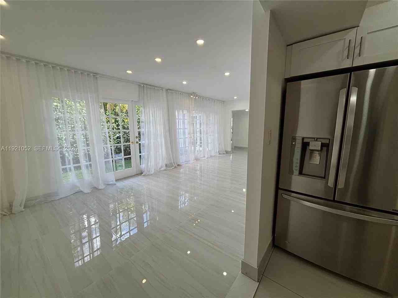 725 91st St - Photo 6 of 32