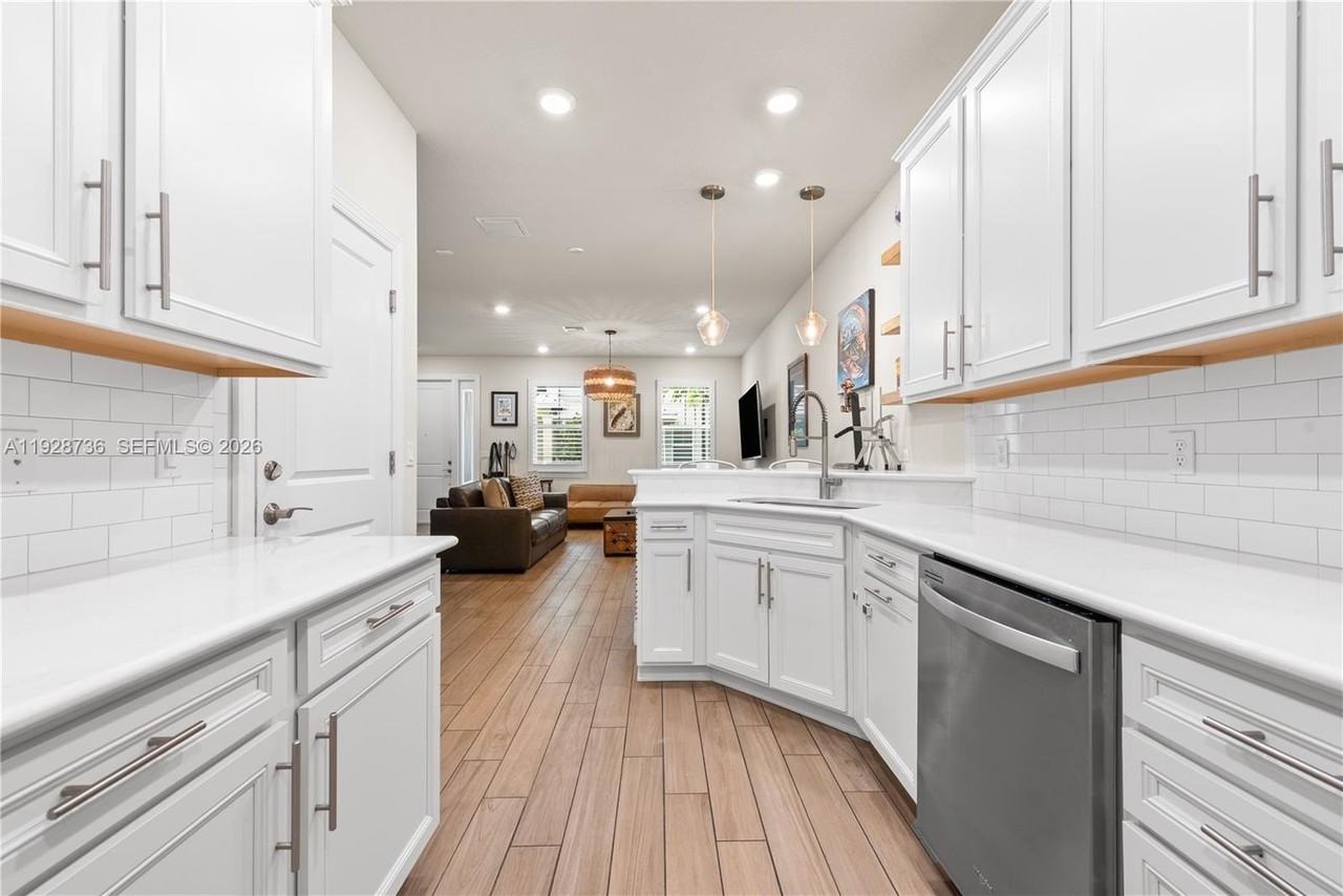 1030 Eucalyptus Dr #2 - Photo 3 of 22