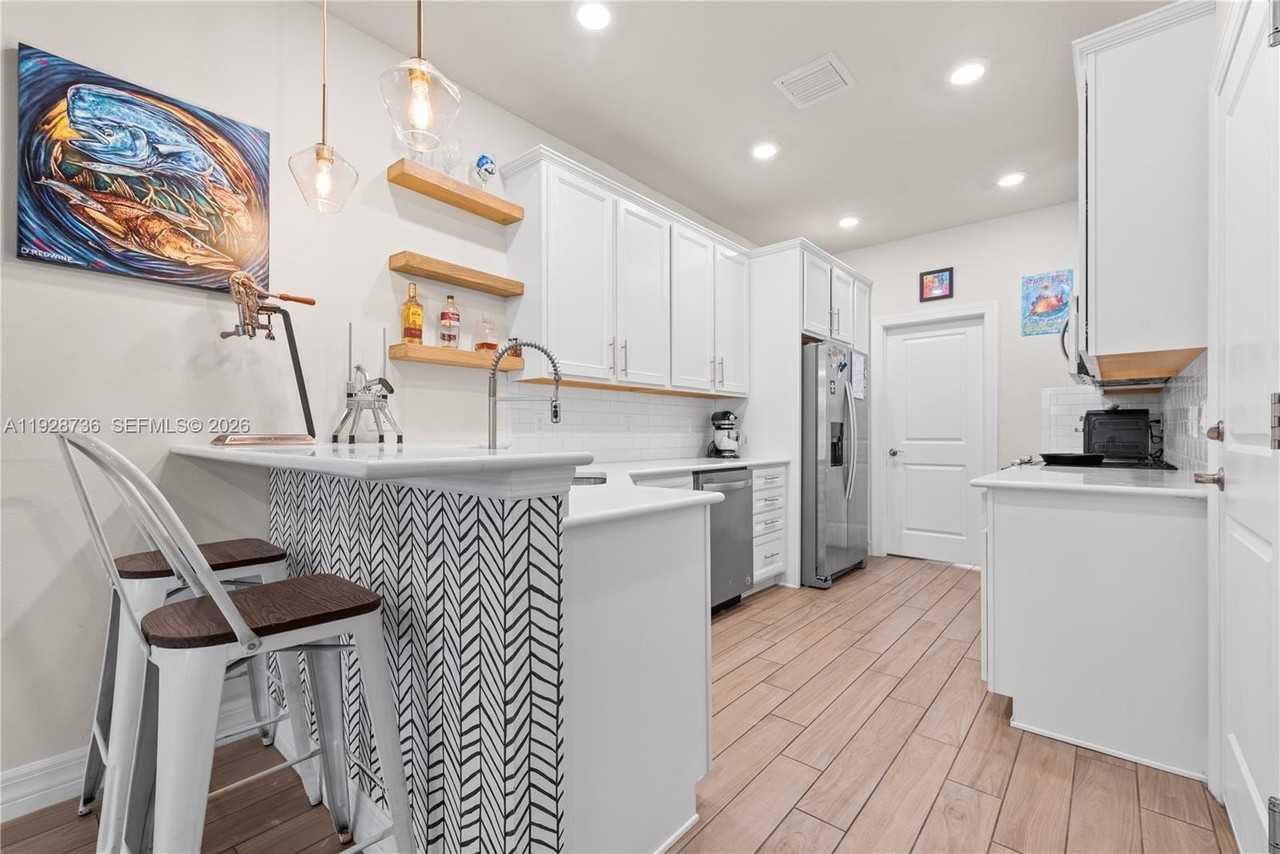 1030 Eucalyptus Dr #2 - Photo 5 of 22