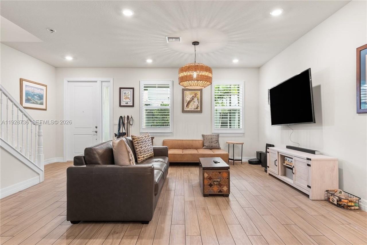 1030 Eucalyptus Dr #2 - Photo 6 of 22