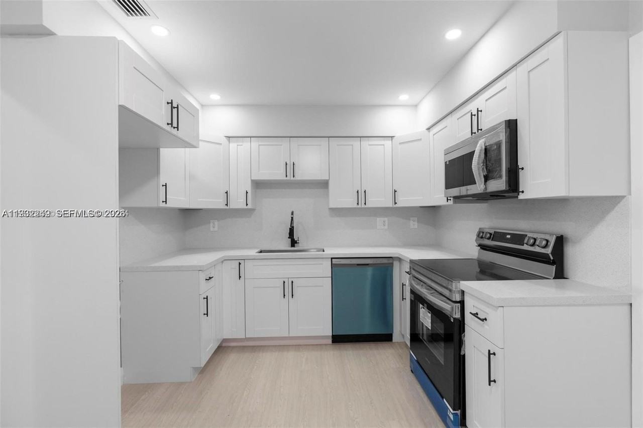 3223 Sw 90th Ave #3223 - Photo 4 of 10