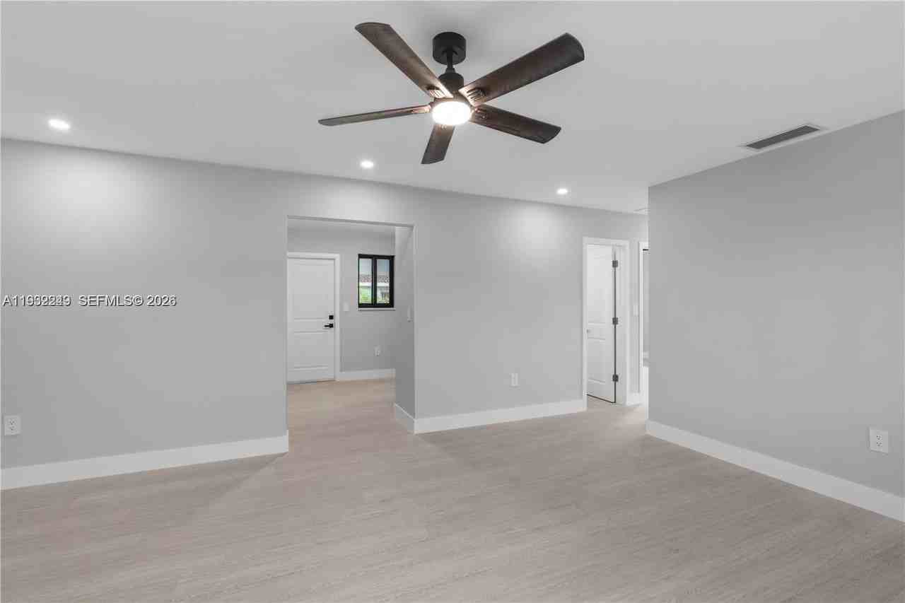 3223 Sw 90th Ave #3223 - Photo 7 of 10