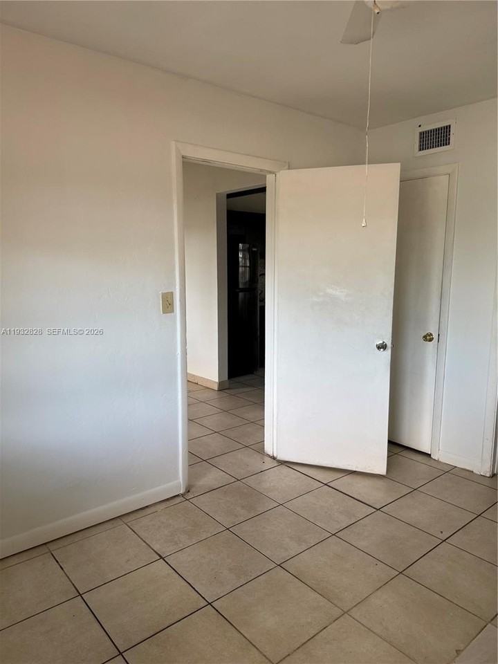 2620 Sw 53rd Ave - Photo 3 of 10