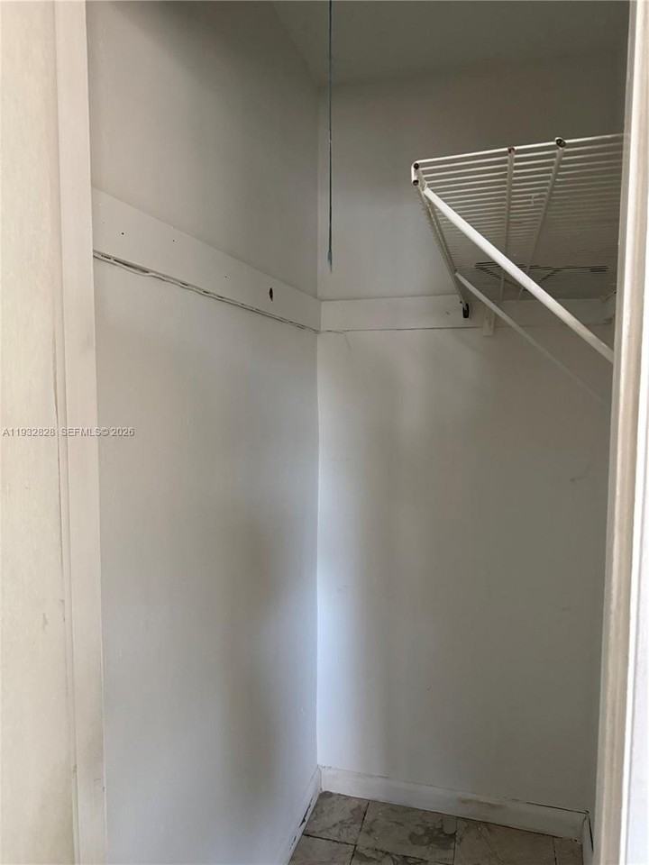 2620 Sw 53rd Ave - Photo 4 of 10