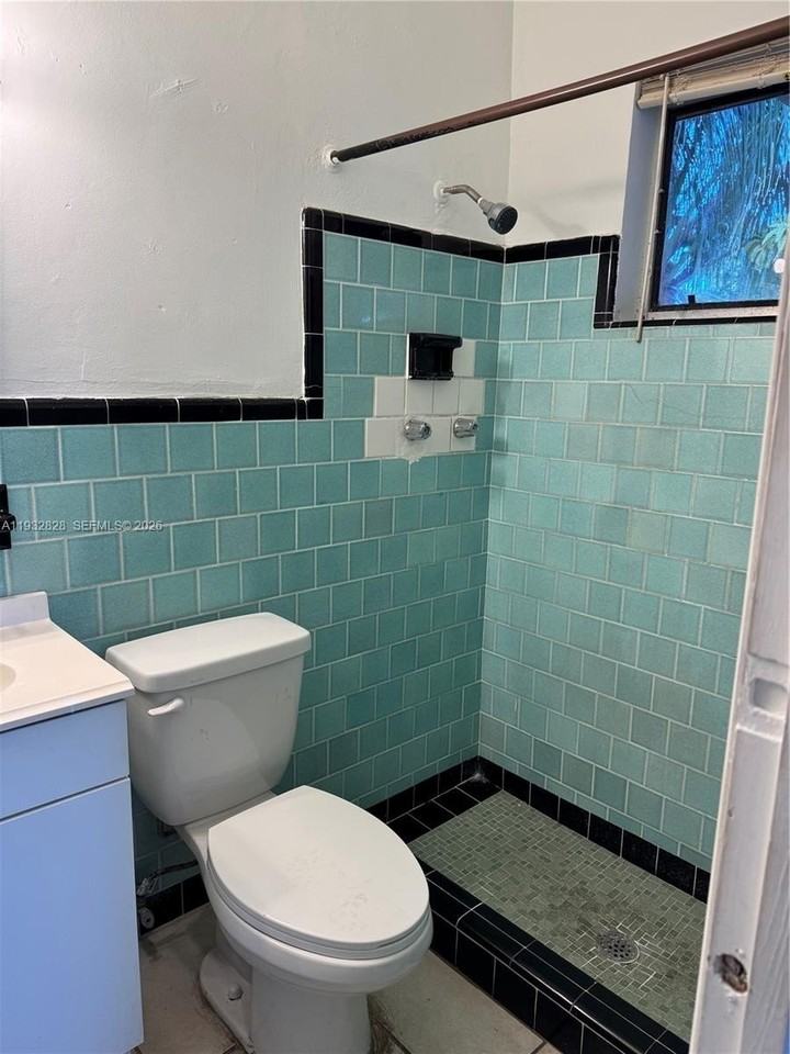 2620 Sw 53rd Ave - Photo 5 of 10