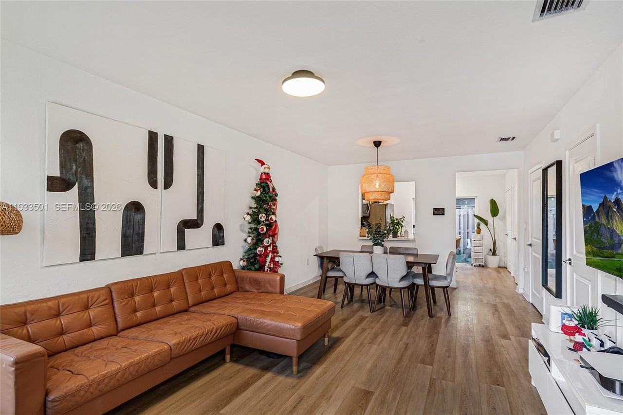 476 Ne 5th St #0 - Photo 3 of 23