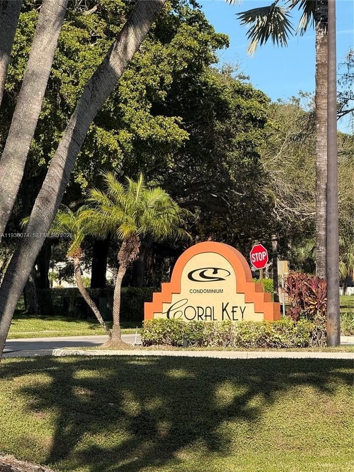 3350 Pinewalk Dr N #1423