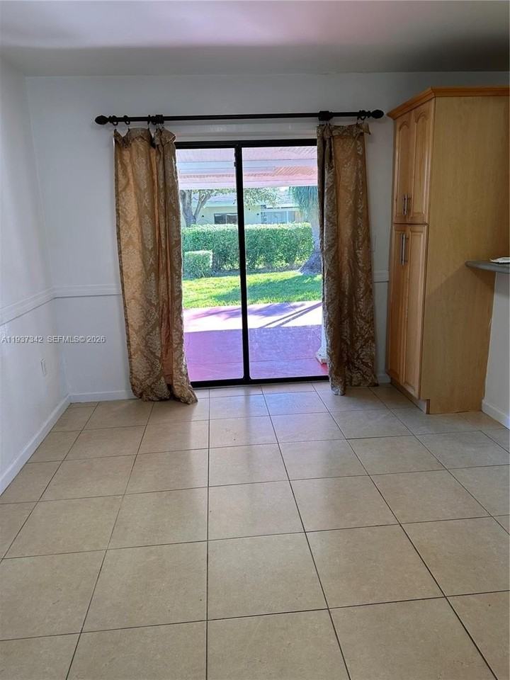 9840 Sw 163rd St - Photo 5 of 11