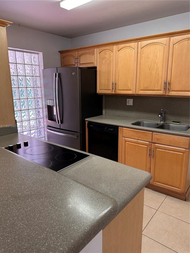 9840 Sw 163rd St - Photo 6 of 11