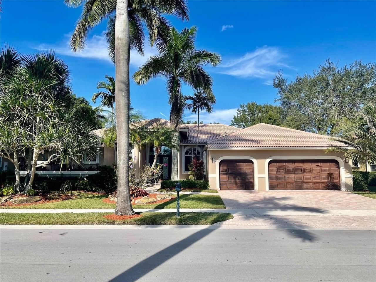 2579 Mayfair Ln - Photo 2 of 37