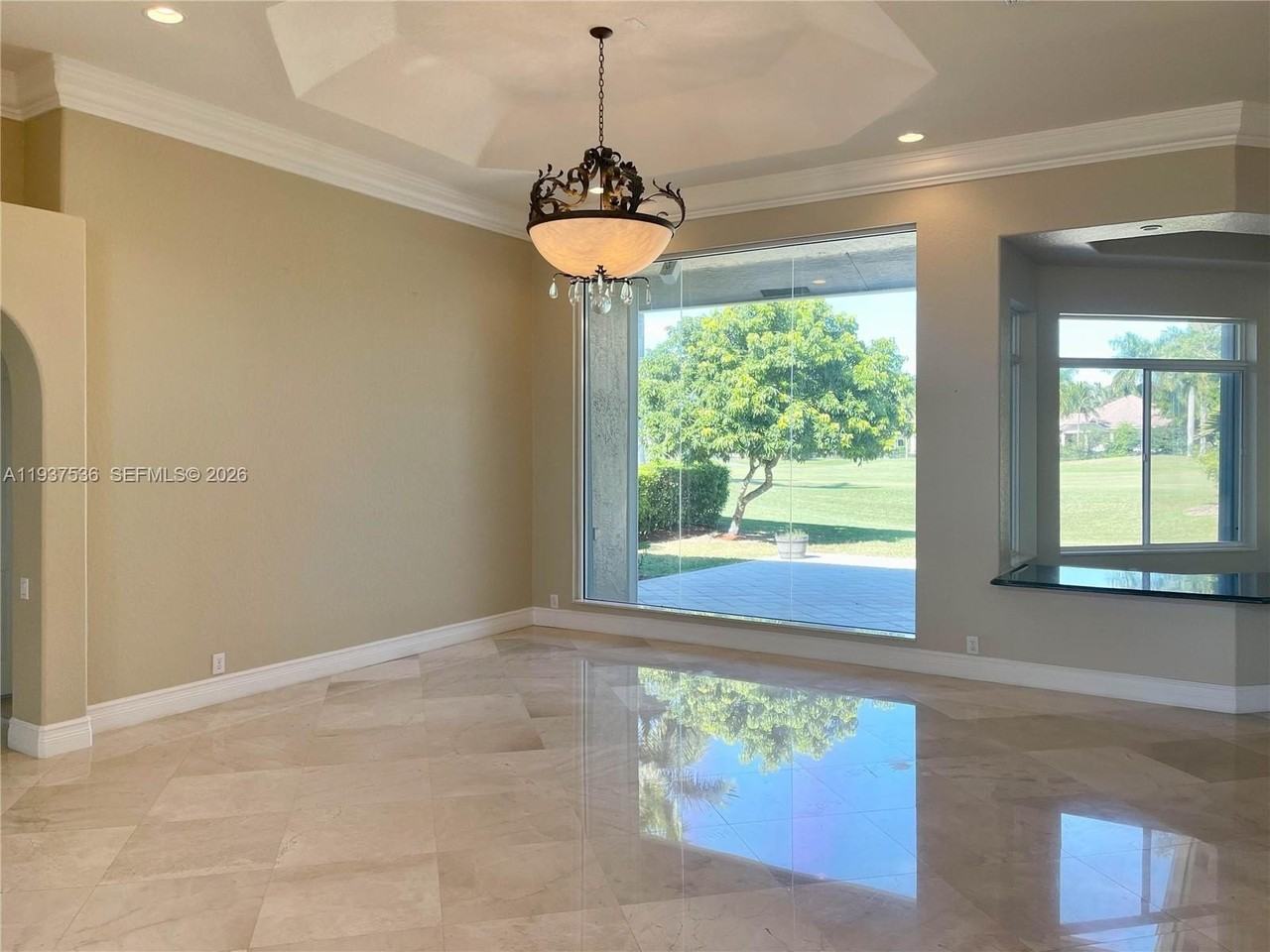 2579 Mayfair Ln - Photo 4 of 37