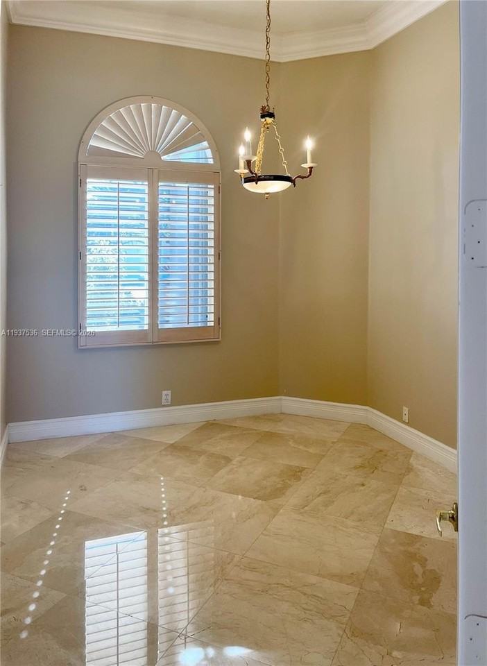 2579 Mayfair Ln - Photo 6 of 37