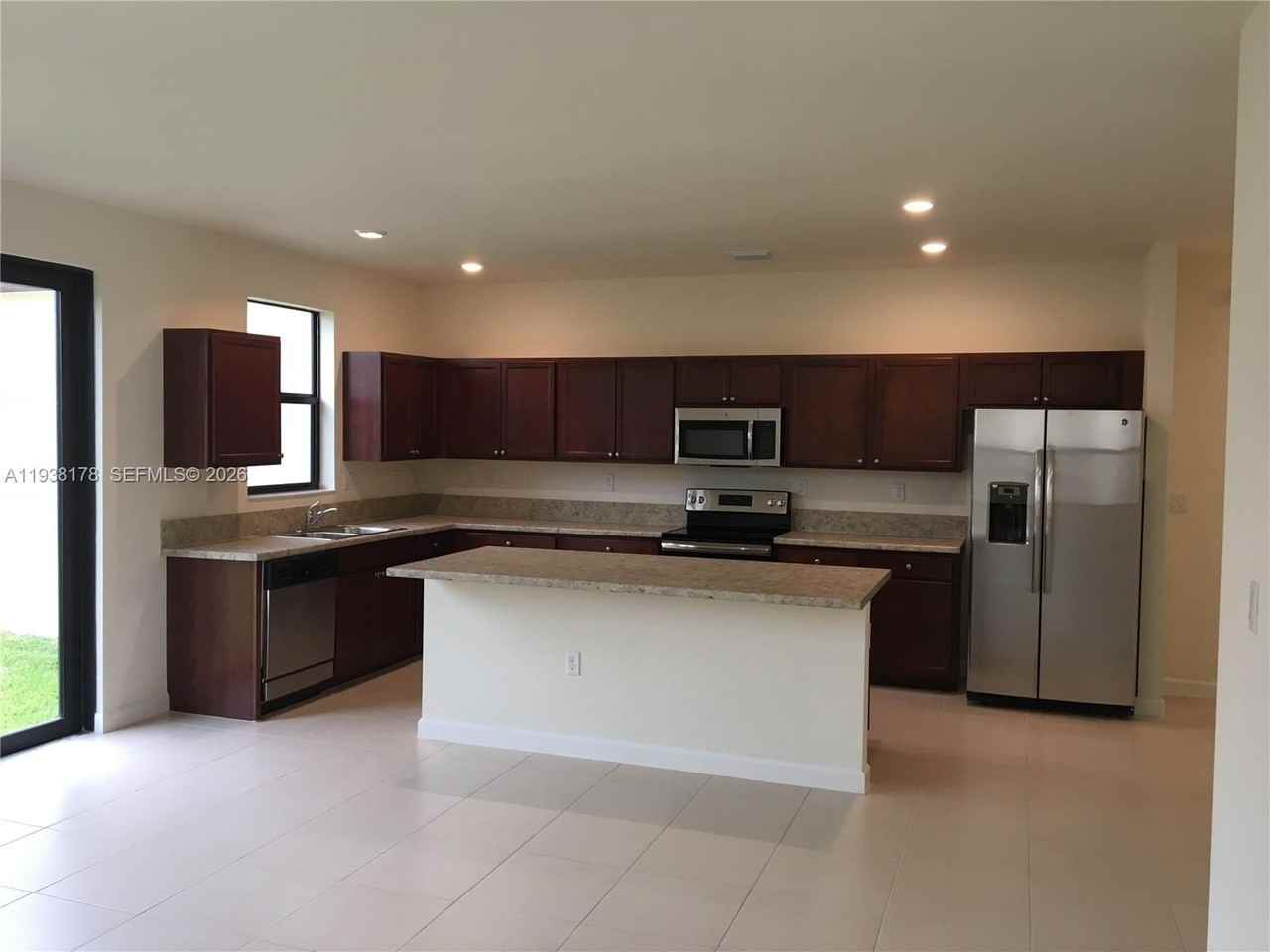 191 Se 35th Ave - Photo 5 of 50