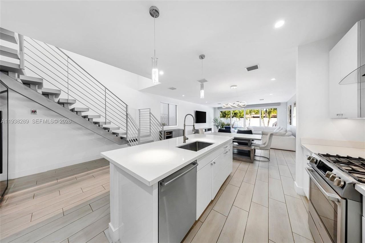 817 Ne 17th Way - Photo 7 of 48