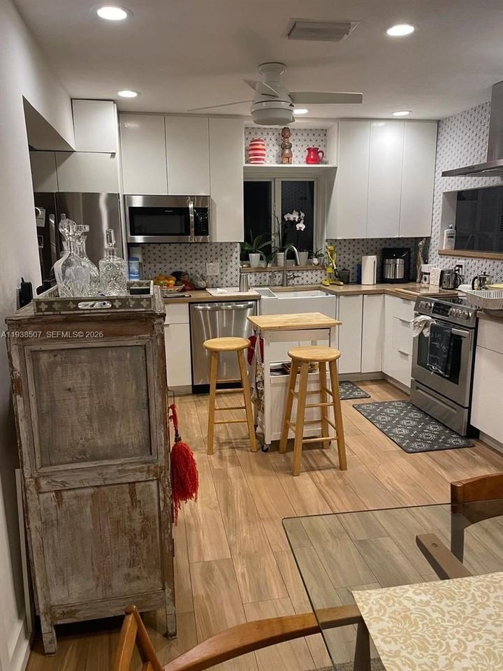 830 Ne 70th St - Photo 3 of 5