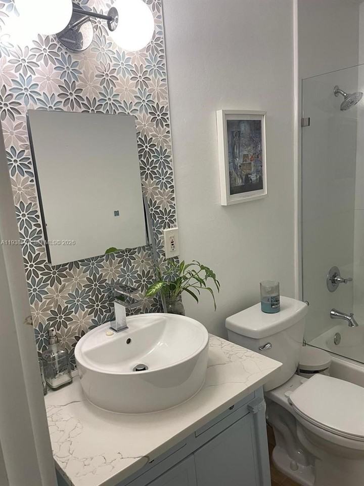 830 Ne 70th St - Photo 4 of 5