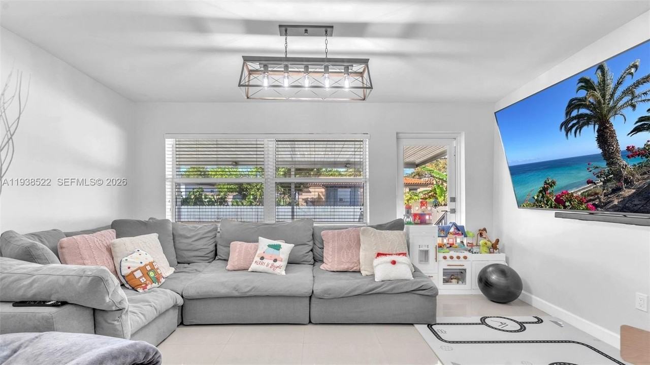 8261 Sw 27th St - Photo 2 of 27