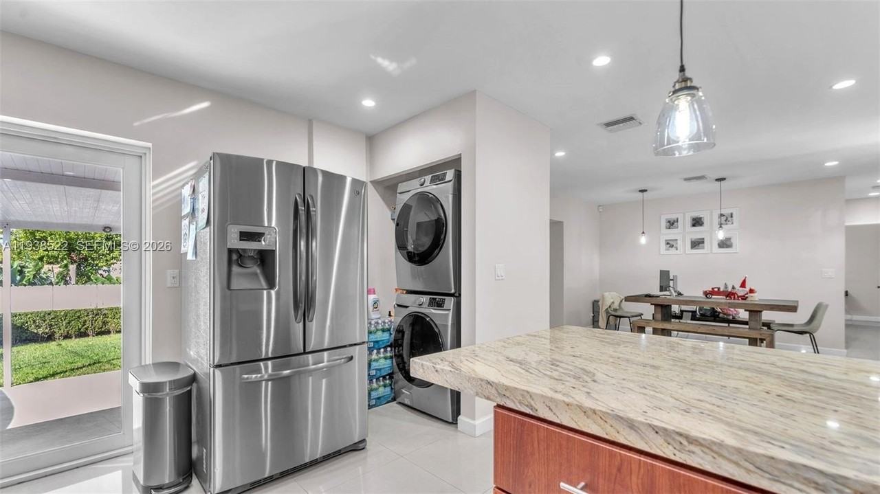 8261 Sw 27th St - Photo 4 of 27