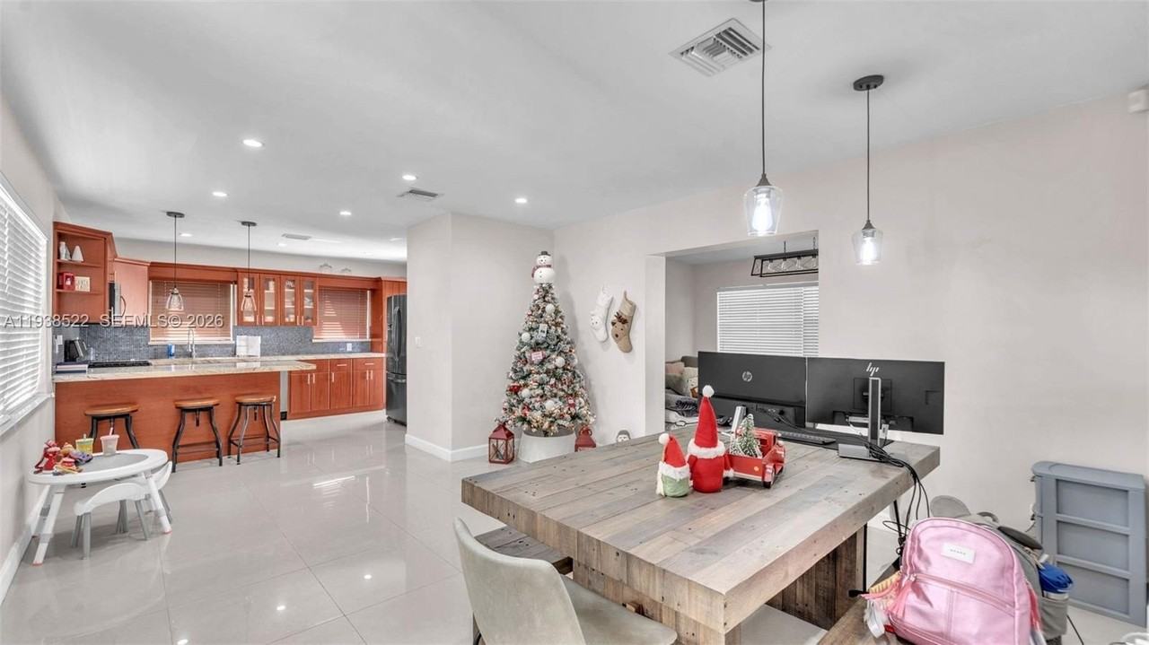 8261 Sw 27th St - Photo 5 of 27