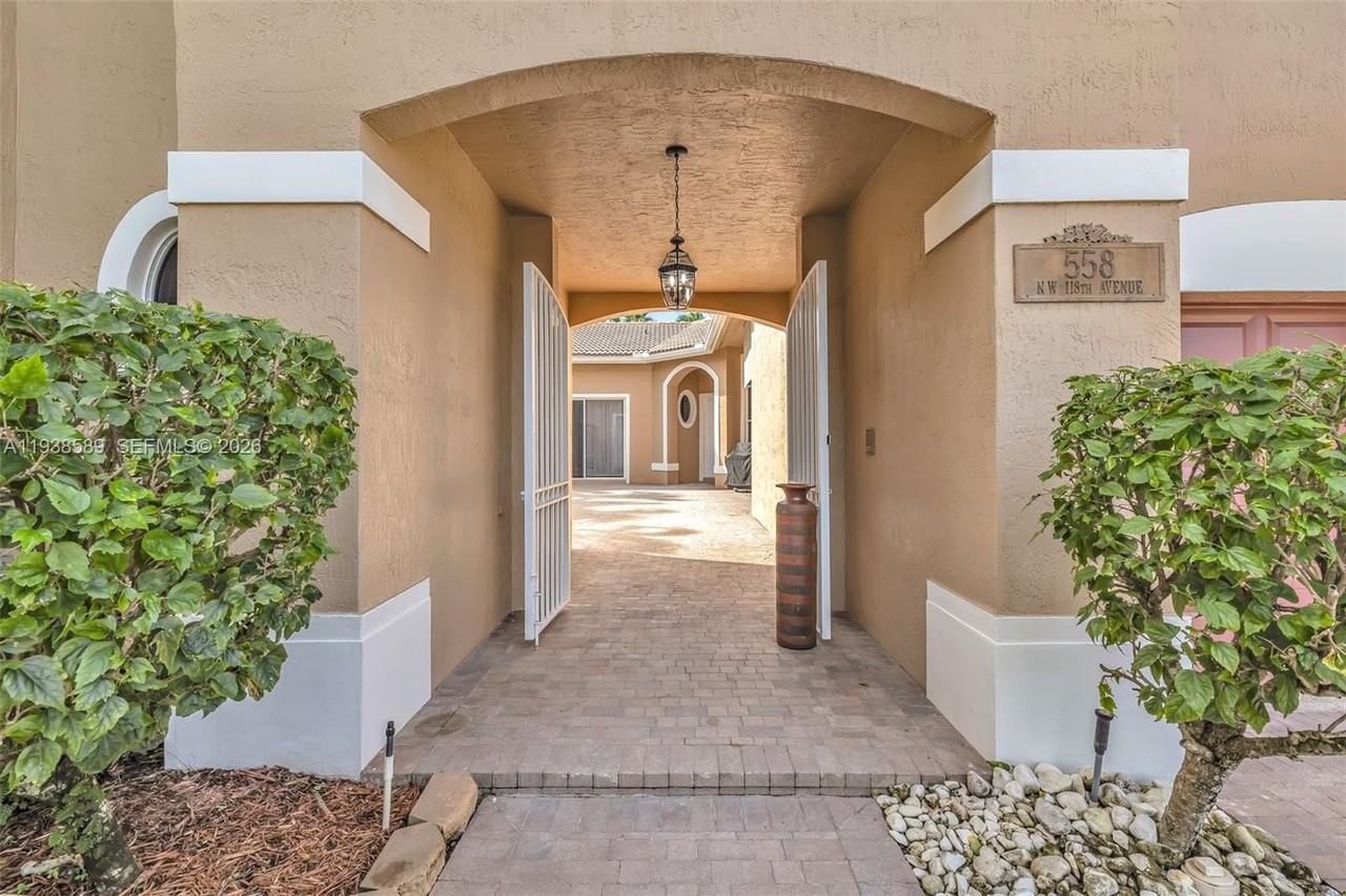 558 Nw 118th Ave - Photo 5 of 32