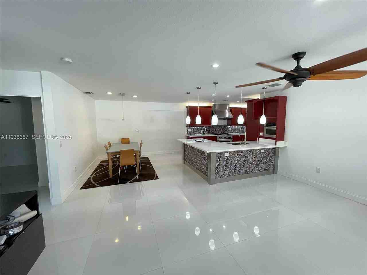 214 Ne 108th St - Photo 3 of 18