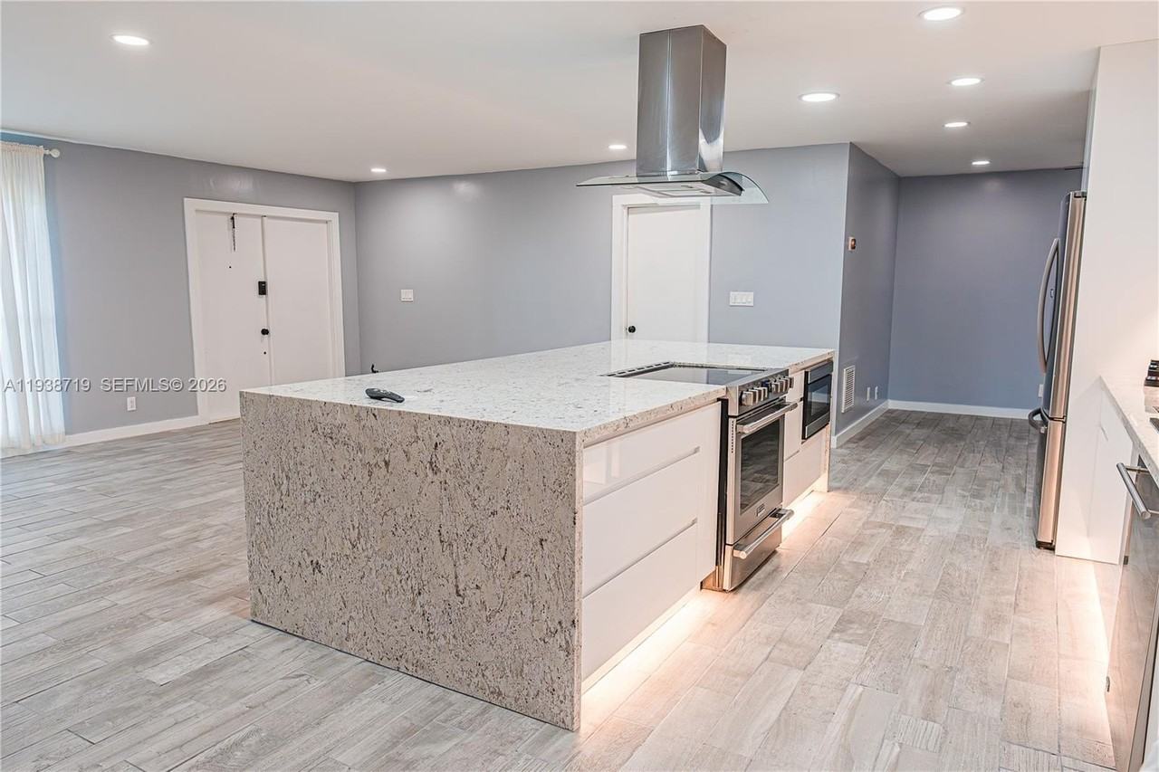 8107 Nw 74th Ave - Photo 7 of 50