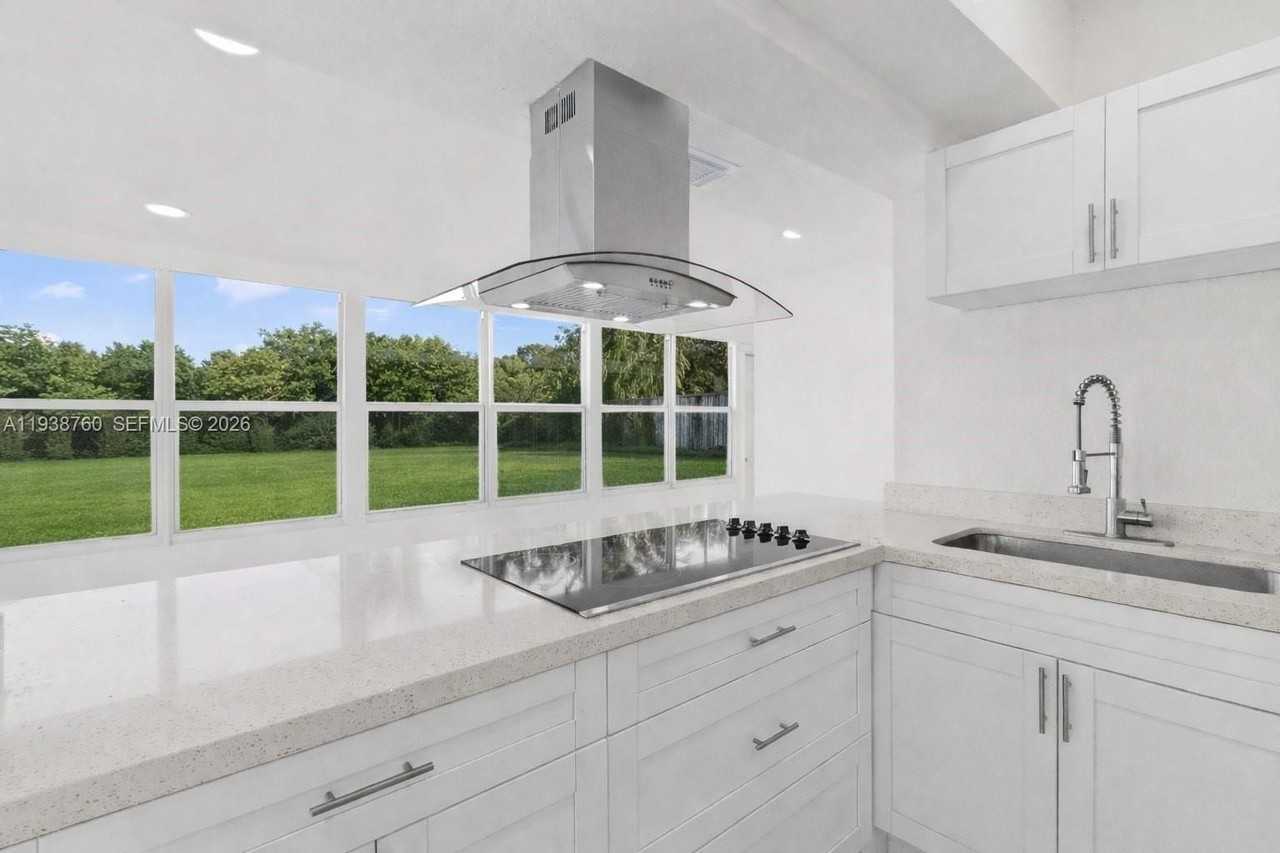 4685 Sw 33rd Dr - Photo 3 of 34