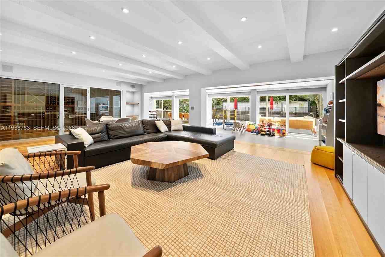 5520 Oakwood Ln - Photo 7 of 46