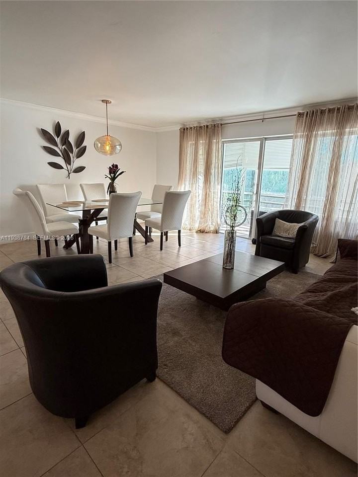 500 Ne 14th Ave #302 - Photo 2 of 16