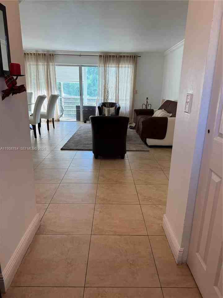 500 Ne 14th Ave #302 - Photo 4 of 16